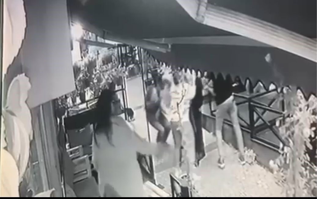 Bursa'nın Yıldırım ilçesinde alkollü M.M. (63), kafeye alınmayınca tabancayla etrafa