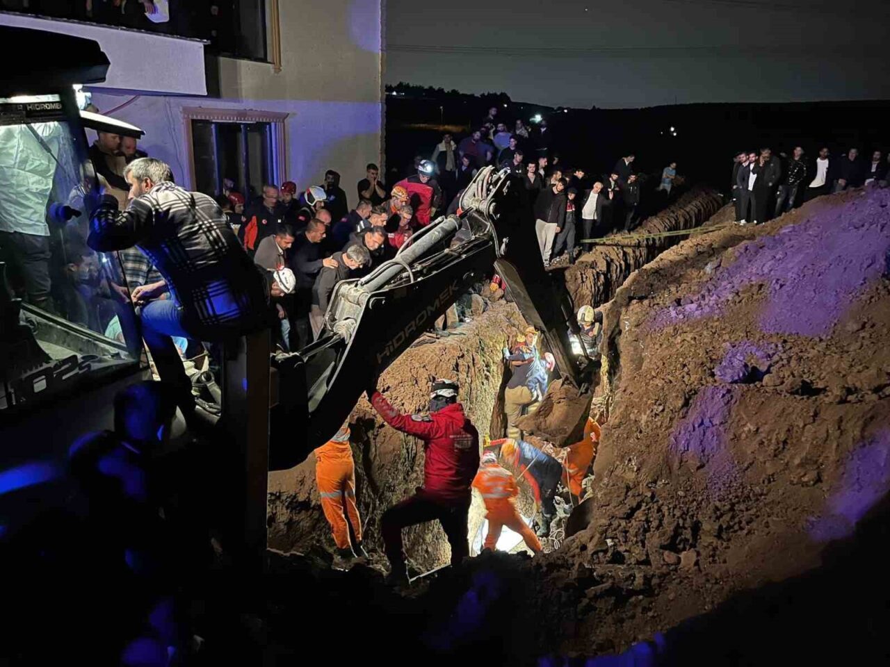 Bursa'nın Mudanya ilçesinde, yeni inşa ettikleri evin kanalizasyonunu bağlarken göçük