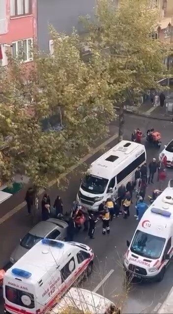 Bursa'nın Yıldırım ilçesinde, yağış nedeniyle kayganlaşan yolda dengesini kaybeden kurye