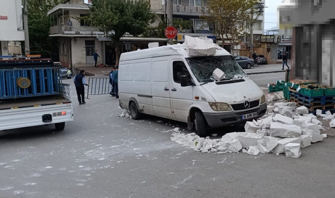Bursa'da sabah saatlerinden itibaren etkili olan lodos, saatte 45 km