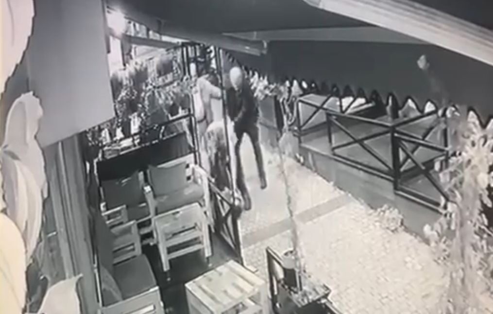 Bursa'nın Yıldırım ilçesinde bir kafeye alınmayan şahıs, sinir krizi geçirip