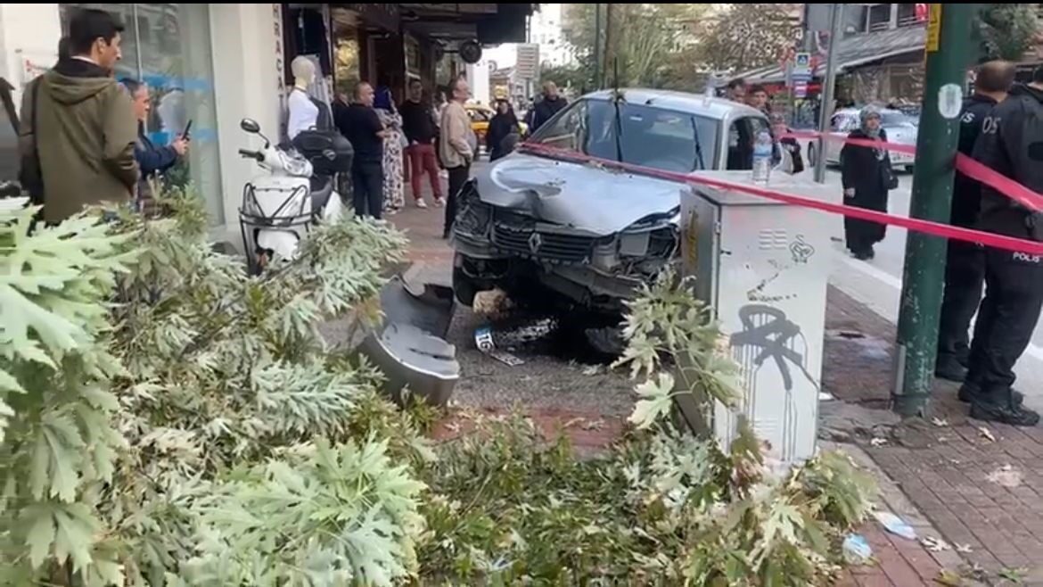 Bursa'nın Osmangazi ilçesinde, İnönü Caddesi'nde yolun karşısına geçmeye çalışan 16