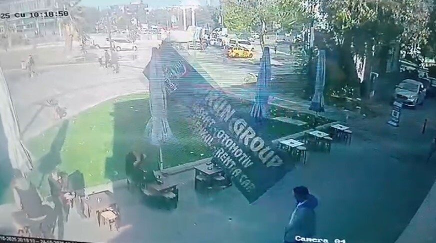 Bursa'nın Osmangazi ilçesinde lodos nedeniyle bir kafede oturan iki kişi,