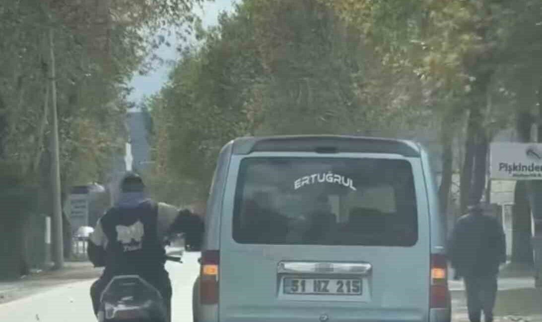 Bursa'nın Osmangazi ilçesinde, bir motosiklet sürücüsü, seyir halindeyken ticari araçta