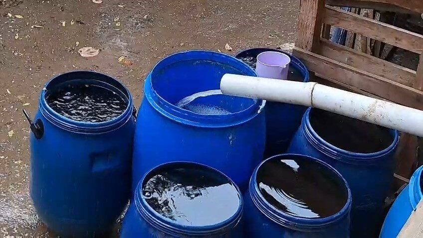 İznik ilçesinde yaşayan bir vatandaş, yağmur sularını evinin saçaklarından bidonlara