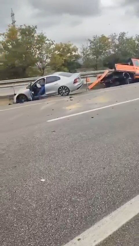 Bursa'nın Yenişehir yolu Marmaracık köyü yakınlarında gerçekleşen zincirleme trafik kazasında