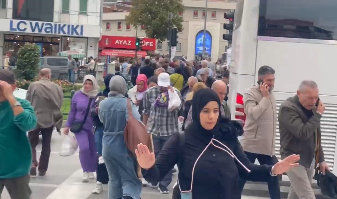 Bursa’da etkili olan lodos, vatandaşların günlük yaşamını olumsuz etkiliyor Bursa'da sabah saatlerinden itibaren etkili olan lodos, şiddetini arttırarak vatandaşların