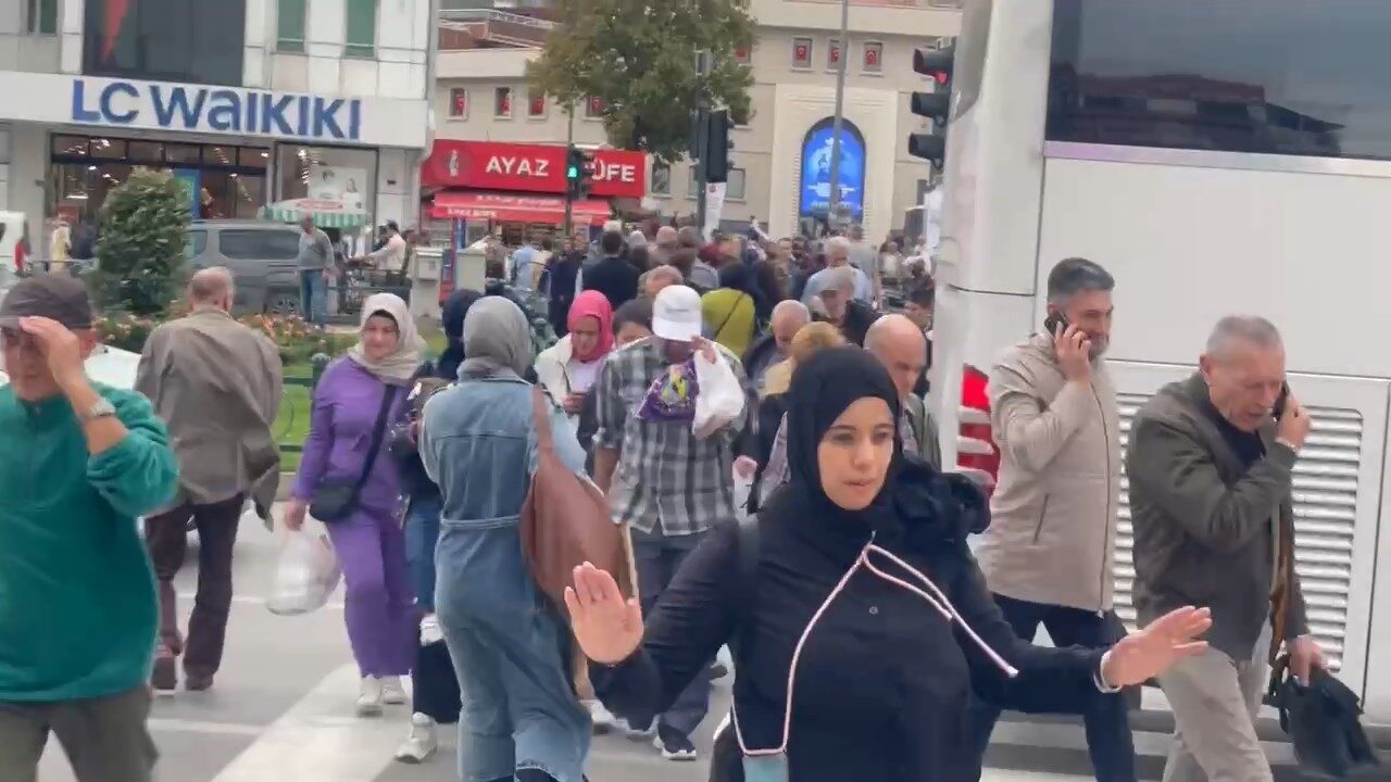 Bursa'da sabah saatlerinden itibaren etkili olan lodos, şiddetini arttırarak vatandaşların