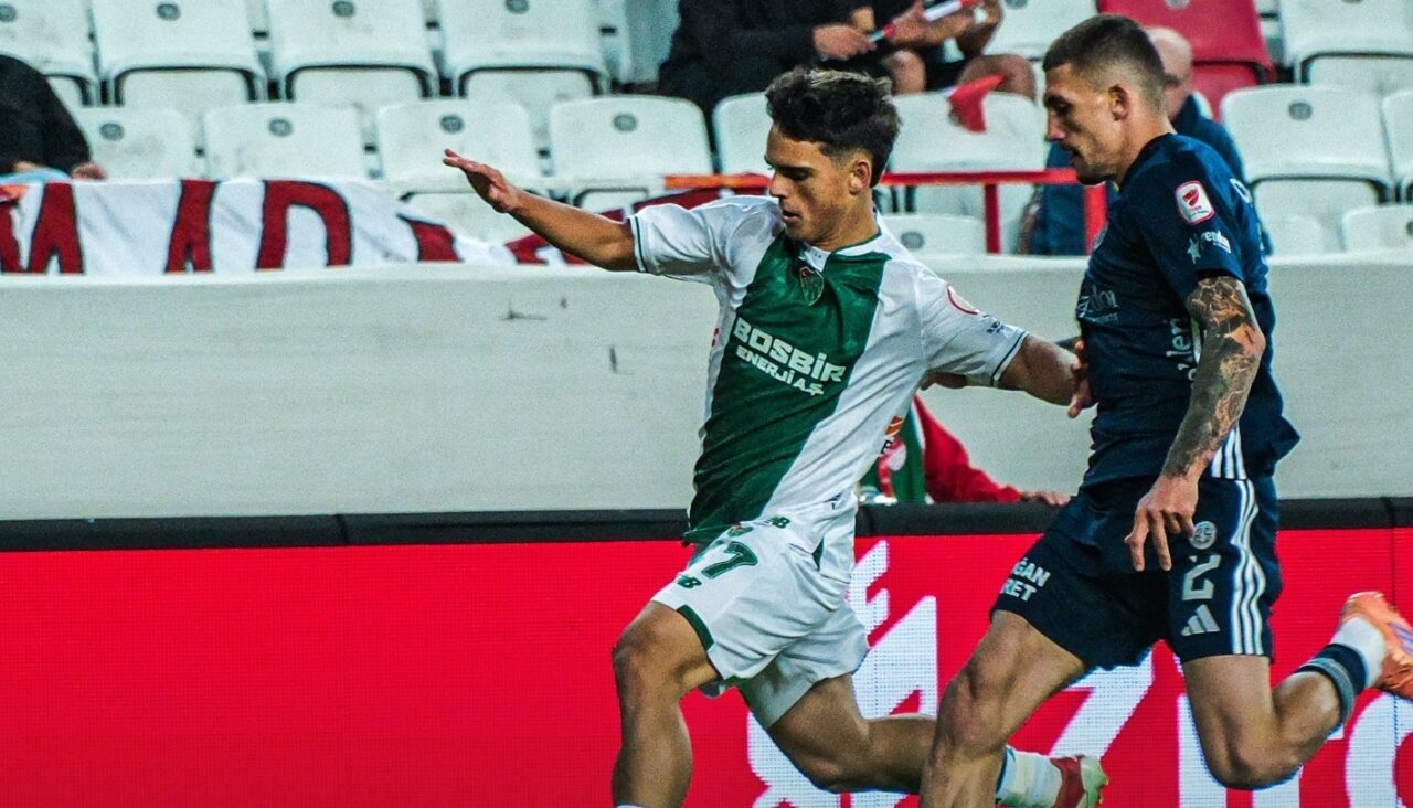 Ziraat Türkiye Kupası 3. Turunda Bursaspor, Antalyaspor'a 3-0 yenilerek elendi.