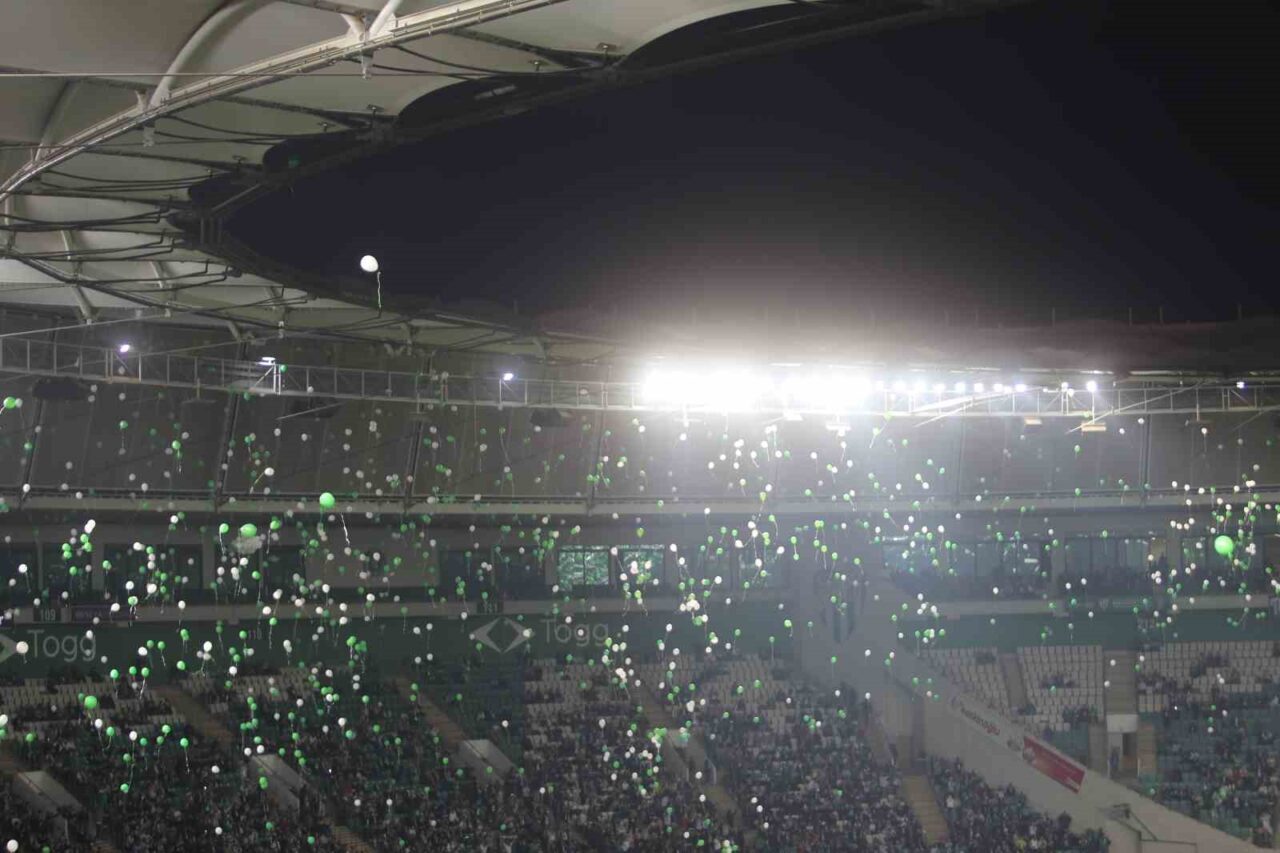 Bursa'da, hastalığı yenen minik Çağan Ata Taran için Bursaspor-Menemen FK
