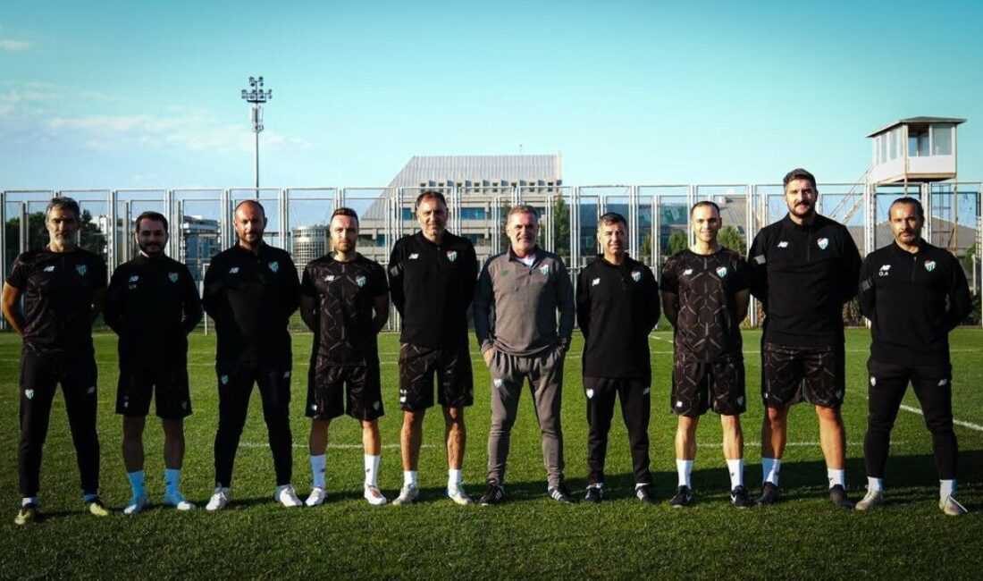 Bursaspor, teknik direktör Tahsin Tam liderliğindeki yeni teknik ekibini tanıttı.