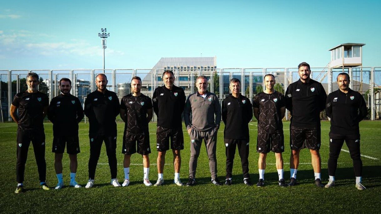 Bursaspor, teknik direktör Tahsin Tam liderliğindeki yeni teknik ekibini tanıttı.