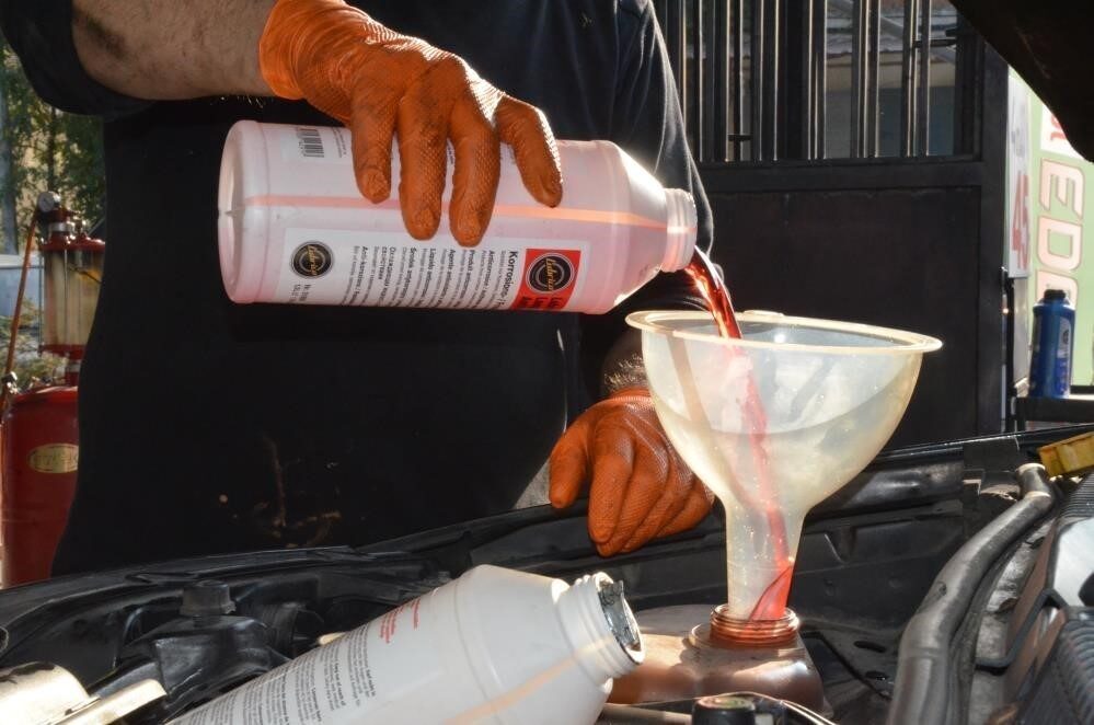 Erzincan'da soğuyan havalarla birlikte sürücüler, araçlarının kış bakımlarını yaptırmak için