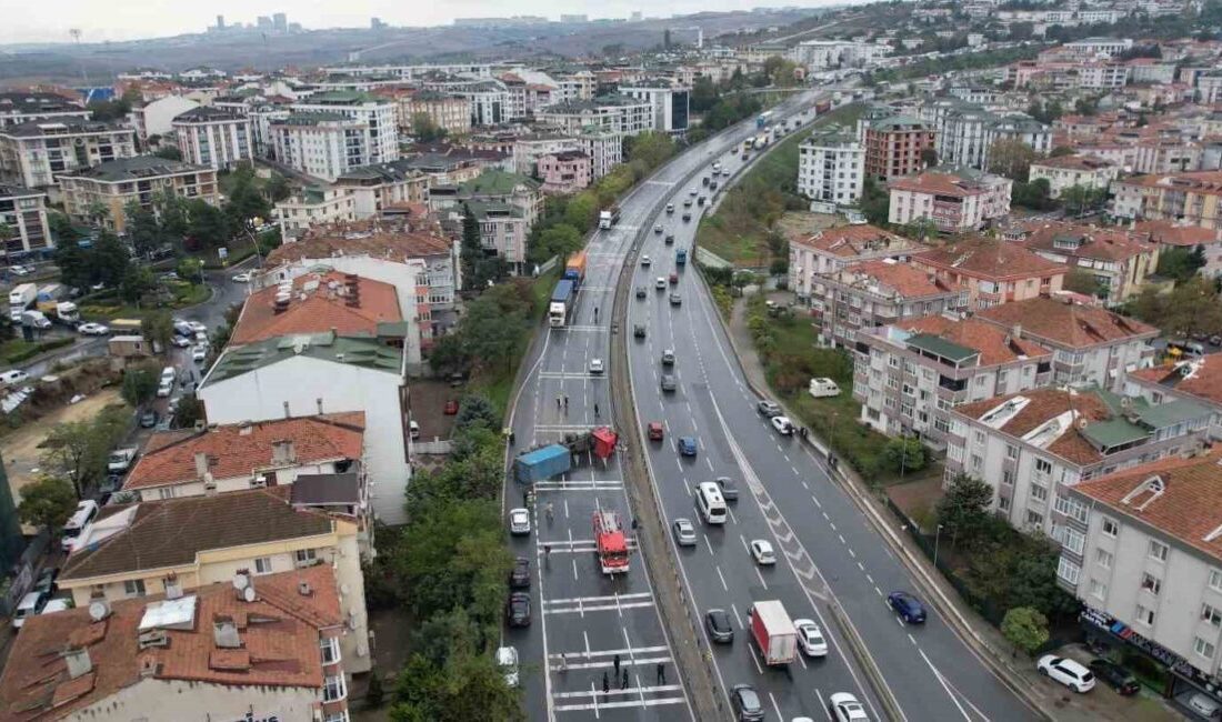 Büyükçekmece’de Yağmur Nedeniyle Devrilen Tır Trafiği Felç Etti, Çalışmalar Hava Görüntüleriyle Belgelendi İstanbul E-5 karayolunda M.E.P. adlı sürücünün kontrolündeki tır, yağmur nedeniyle