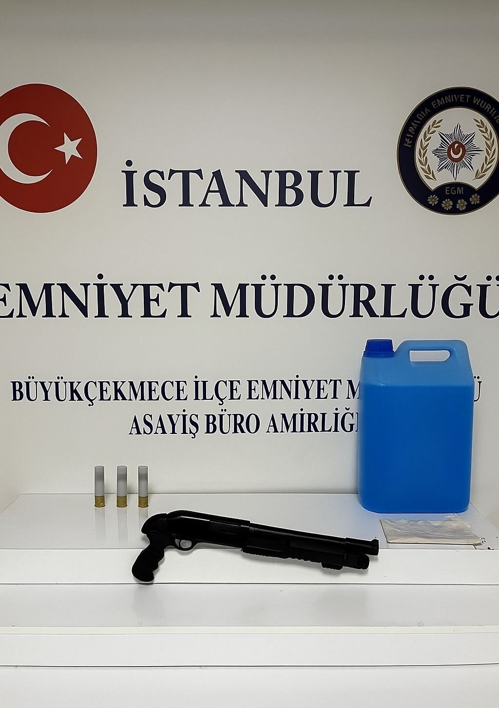 Büyükçekmece'de L.S.'ye ait işyerleri kundaklanıp kurşunlandı. Olayla ilgili 4 kişi