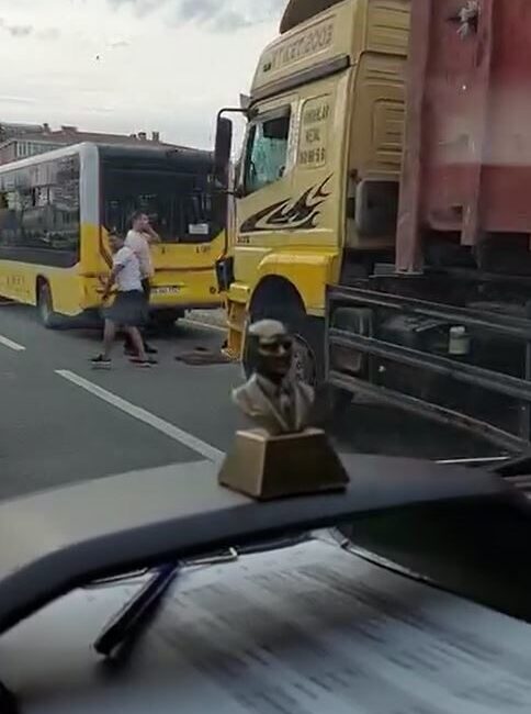 Büyükçekmece’de İETT Otobüsüne Çarpan Kamyon, 9 Yolcunun Yaralanmasına Neden Oldu Büyükçekmece'deki bir İETT otobüsüne kamyon çarptı. Kaza sonucunda 9 yolcu