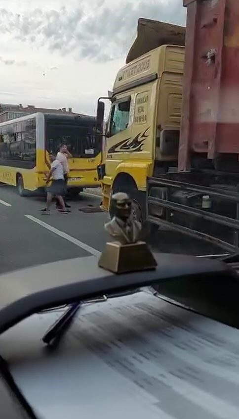 Büyükçekmece'deki bir İETT otobüsüne kamyon çarptı. Kaza sonucunda 9 yolcu