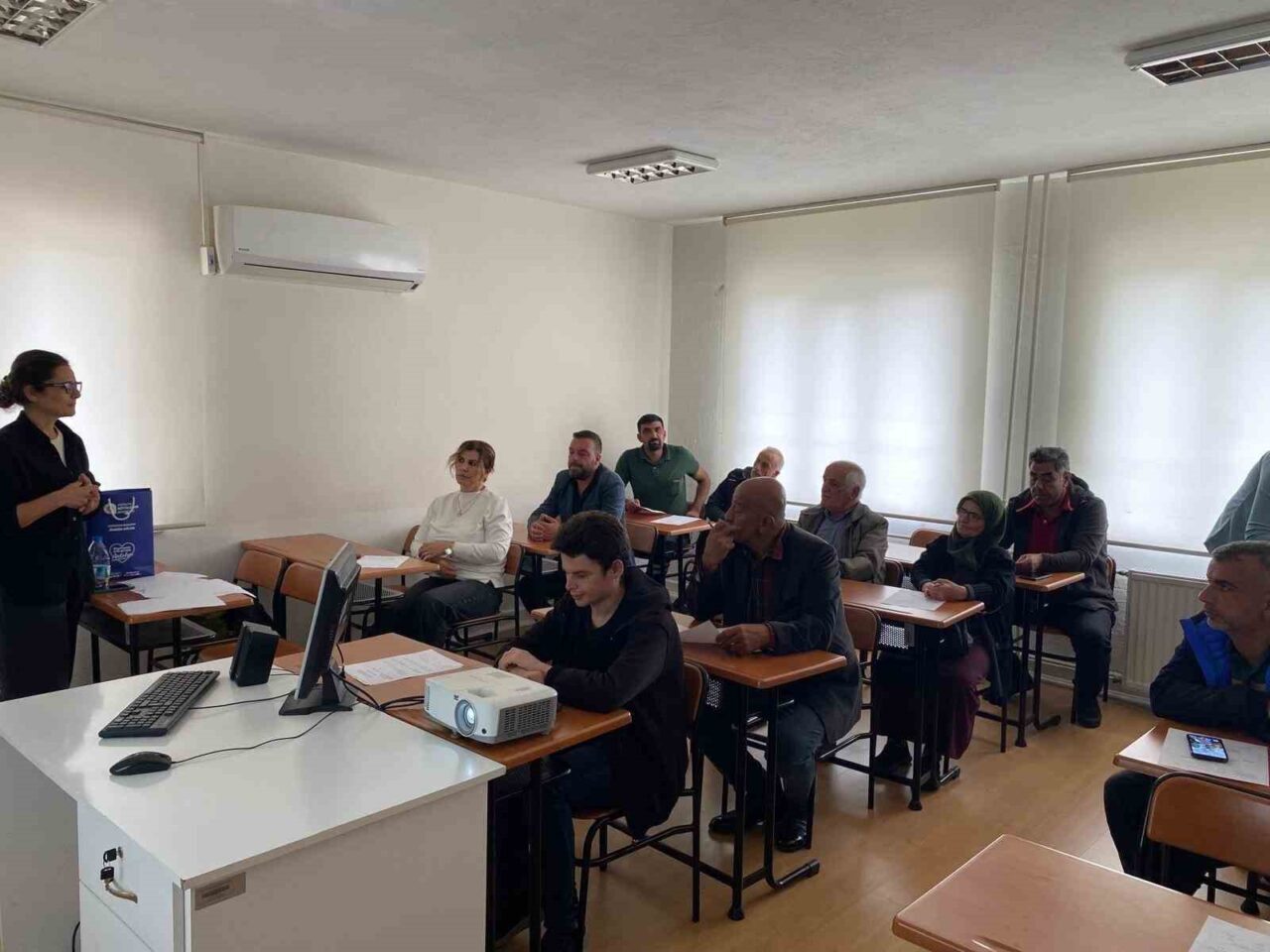 Antalya Büyükşehir Belediyesi, çiftçilere yönelik budama, gübreleme ve toprak analizi