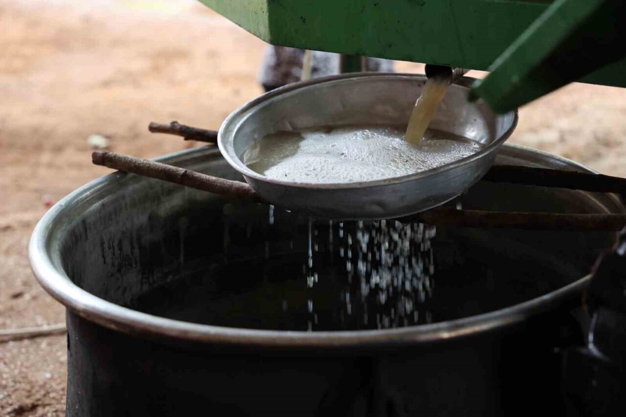 Antalya Büyükşehir Belediyesi, Elmalı ilçesine 6 üzüm sıkma makinesi bağışlayarak