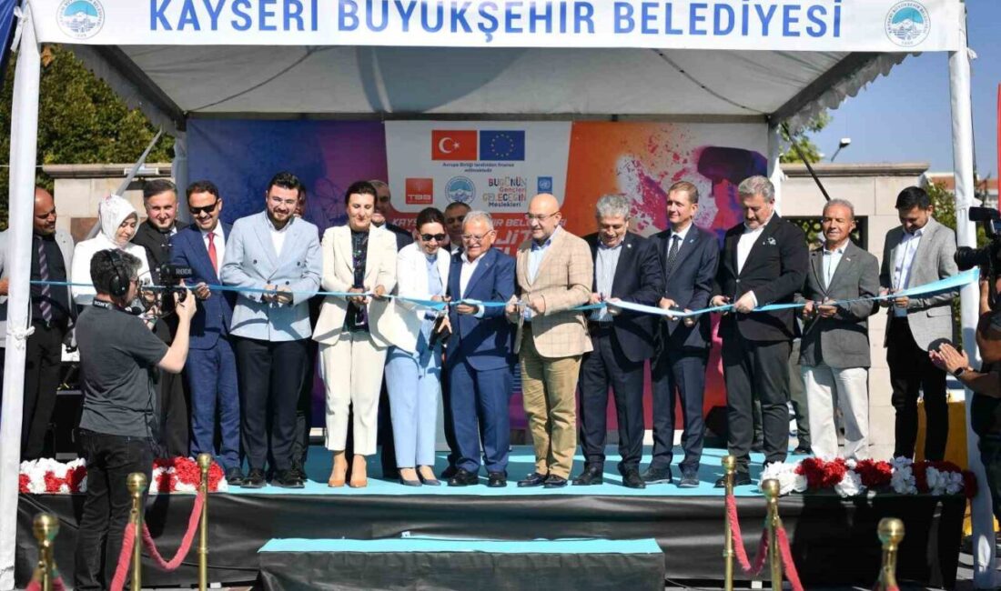 Kayseri Büyükşehir Belediye Başkanı Dr. Memduh Büyükkılıç, Cumhuriyet Meydanı'nda açılışını