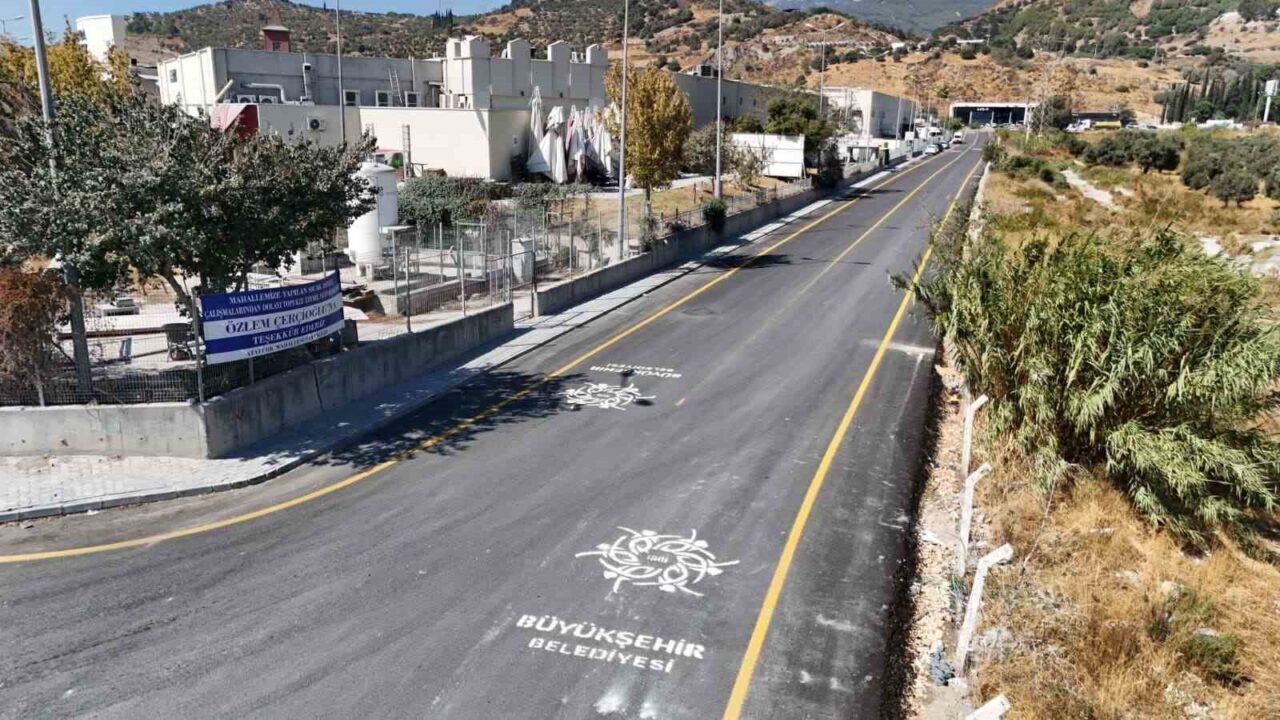 Aydın Büyükşehir Belediyesi, yol yapım ve yenileme çalışmalarını sürdürüyor. Söke'deki