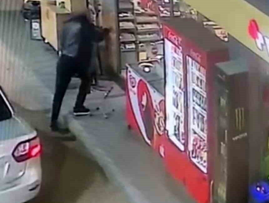 Mardin’de Benzin İstasyonu Marketine Giren Kişi Cam Kapıya Çarptı, O Anlar Kayıt Altına Alındı Mardin'in Kızıltepe ilçesindeki bir benzin istasyonunun marketine giren bir kişi,