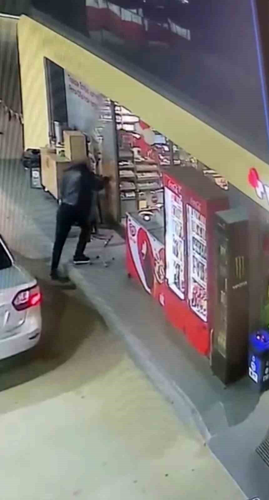 Mardin'in Kızıltepe ilçesindeki bir benzin istasyonunun marketine giren bir kişi,