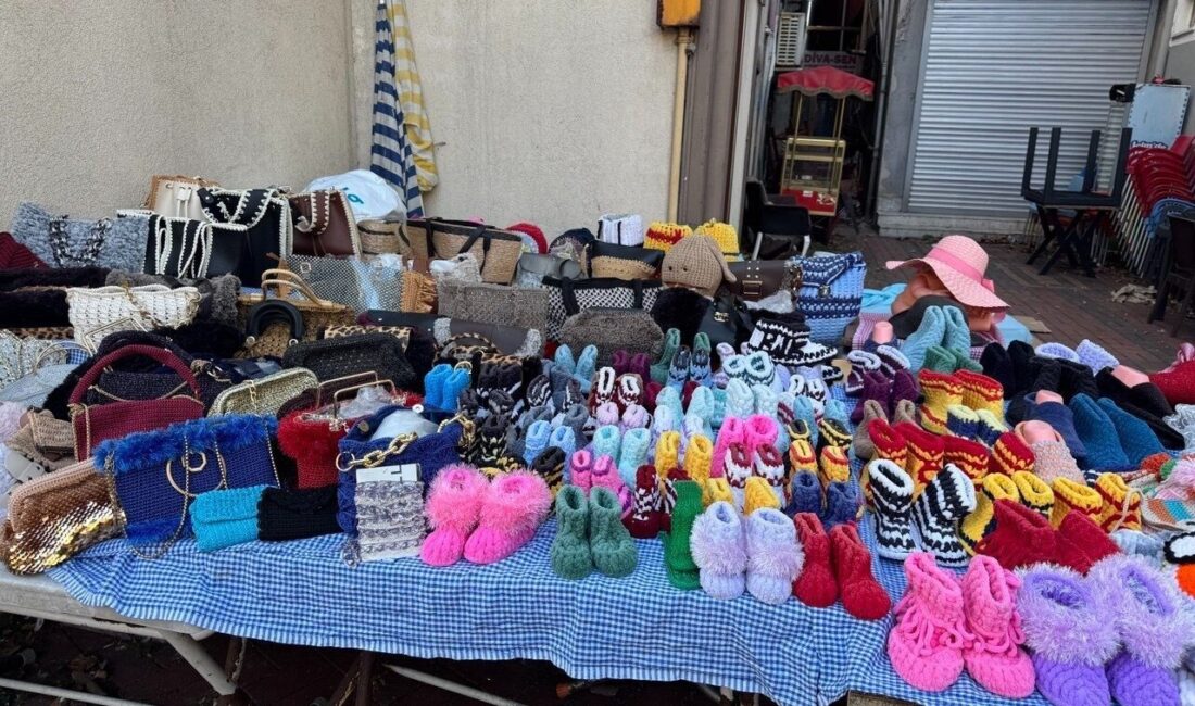 Zonguldak'ın Çaycuma ilçesinde Serpil Kaya, cam kemik hastası oğlu Mehmet
