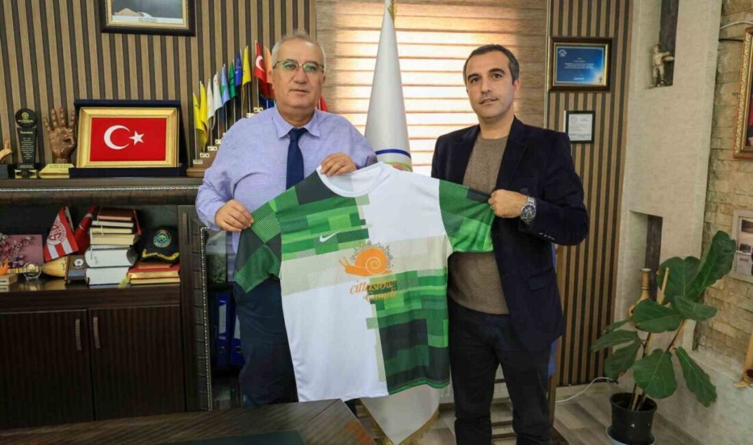 Çameli Belediyesi, Pamukkale Üniversitesi Futbol Turnuvası için Meslek Yüksekokulu Takımına Forma Sponsoru Oldu Çameli Meslek Yüksekokulu futbol takımı, Pamukkale Üniversitesi'nin düzenlediği turnuvaya, Çameli