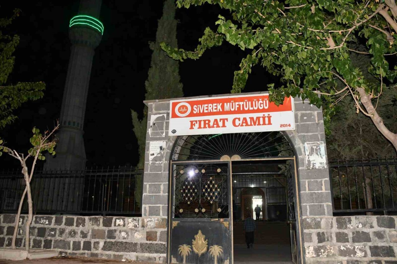 Şanlıurfa'nın Siverek ilçesindeki Fırat Camii bahçesinde, toprağa gömülmüş yeni doğmuş