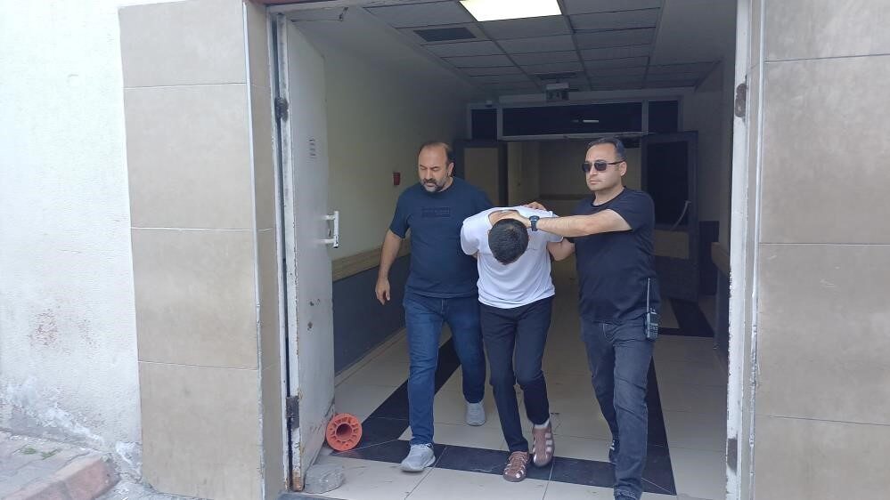 Kayseri Melikgazi'de Y.Ş., namaz sırasında husumetlisi Şevki T.'yi boğazından bıçaklayarak