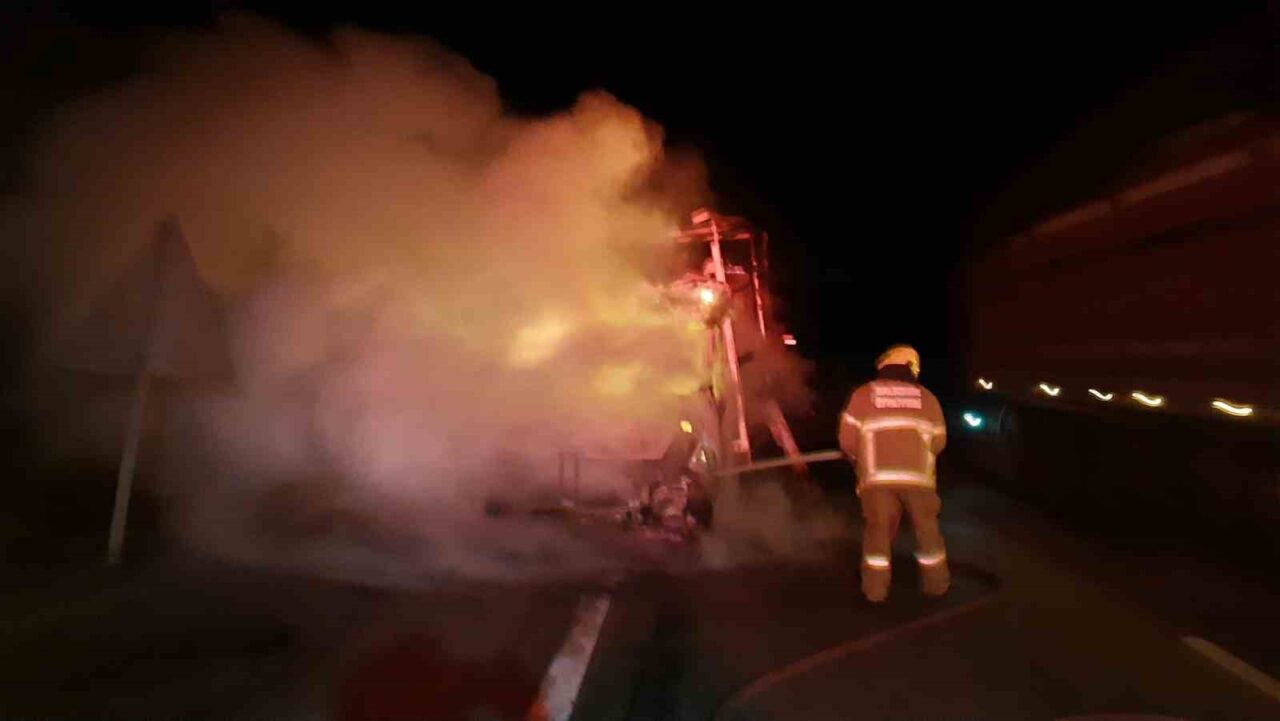 Çanakkale-Bandırma Karayolu'nda seyir halindeki AG 39 MRM plakalı araçta çıkan