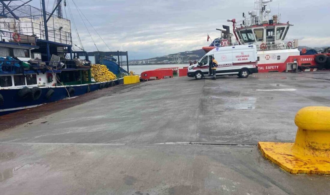 Çanakkale Boğazı'nda balık avlayan gırgır teknesi 'Yılmazlar-5', denizde çırpınan Azerbaycanlı