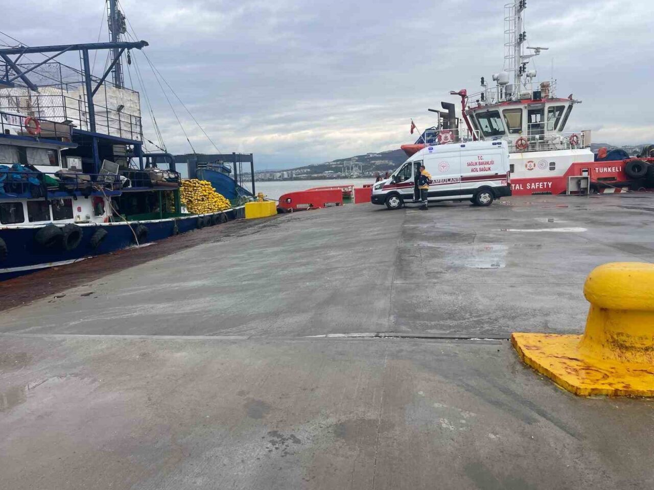 Çanakkale Boğazı'nda balık avlayan gırgır teknesi 'Yılmazlar-5', denizde çırpınan Azerbaycanlı