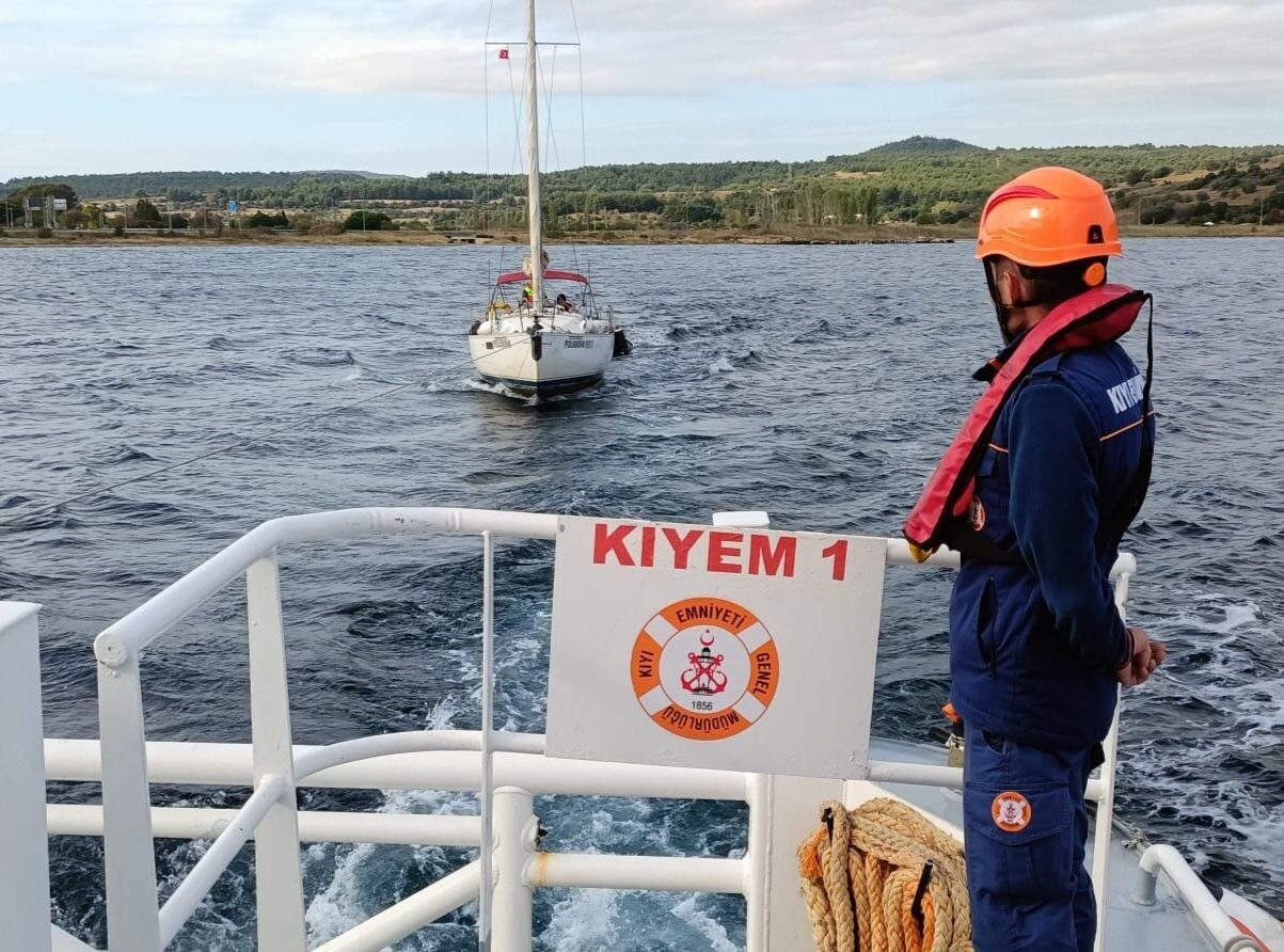 Çanakkale Boğazı'nda 10 metrelik tekne, makine arızası sonrası sürüklendi. Kaptanının