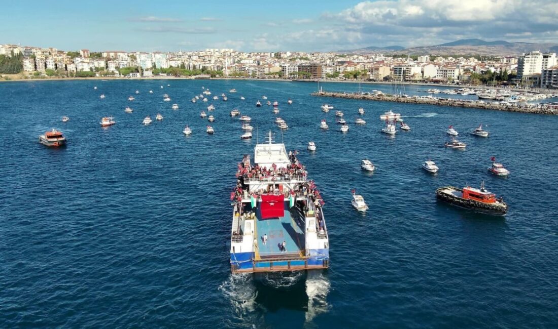 Çanakkale Boğazı'nda Türk ve Filistin bayrakları taşıyan tekneler, Gazze’ye insani