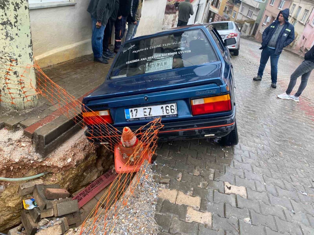 Çanakkale'nin Biga ilçesinde yağışlar nedeniyle altyapı çalışması yapılan yolda göçük