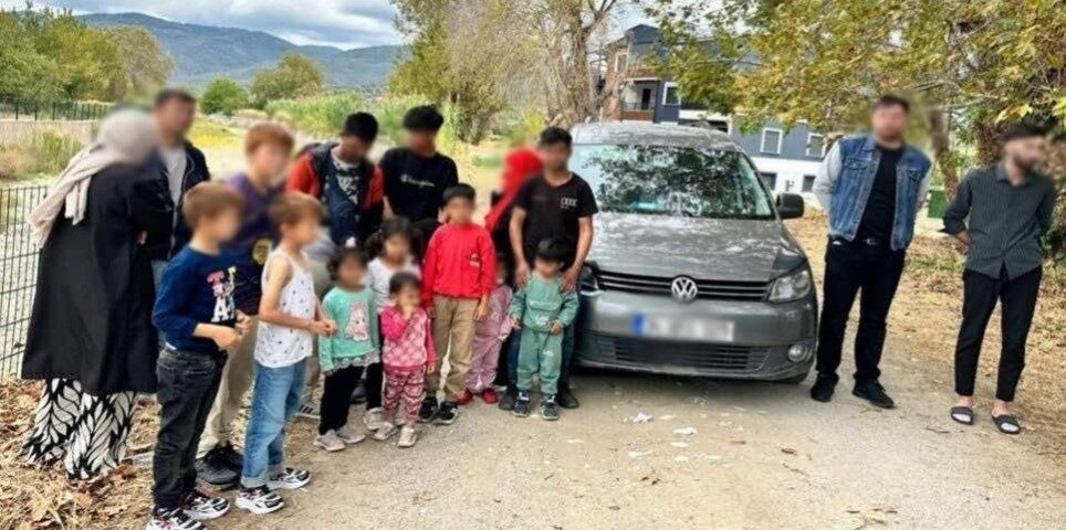 Çanakkale'de jandarma, yapılan operasyonlarda 9 göçmen kaçakçısını gözaltına aldı. Bunlardan