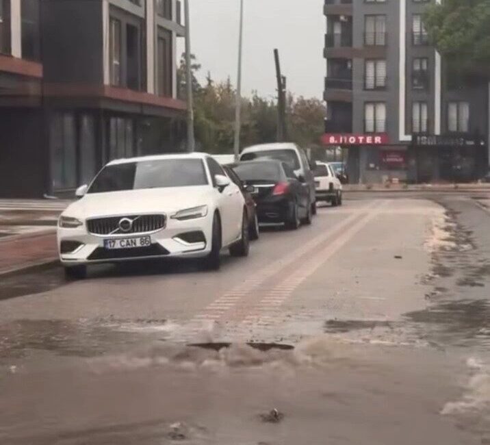 Çanakkale'nin Kepez beldesinde meydana gelen sağanak yağış, Atatürk Caddesi'nde kanalizasyonların