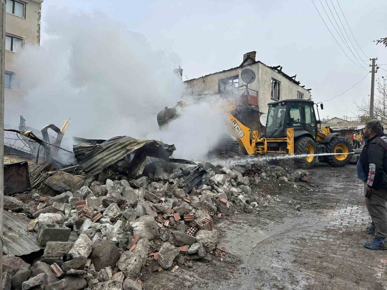 Çankırı'nın Kurşunlu ilçesinde Bekir P.'ye ait evde çıkan yangın, kısa