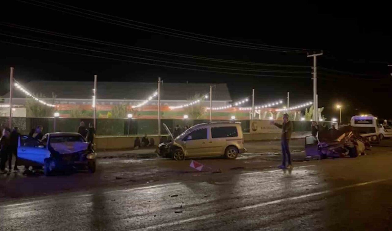 Çankırı'da meydana gelen zincirleme trafik kazasında, 2 otomobil ve 1
