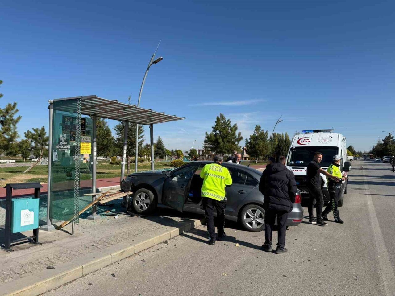 Beyşehir’de Trafik Kazasında Otobüs Durağında Bekleyen Bir Kişi Yaralandı