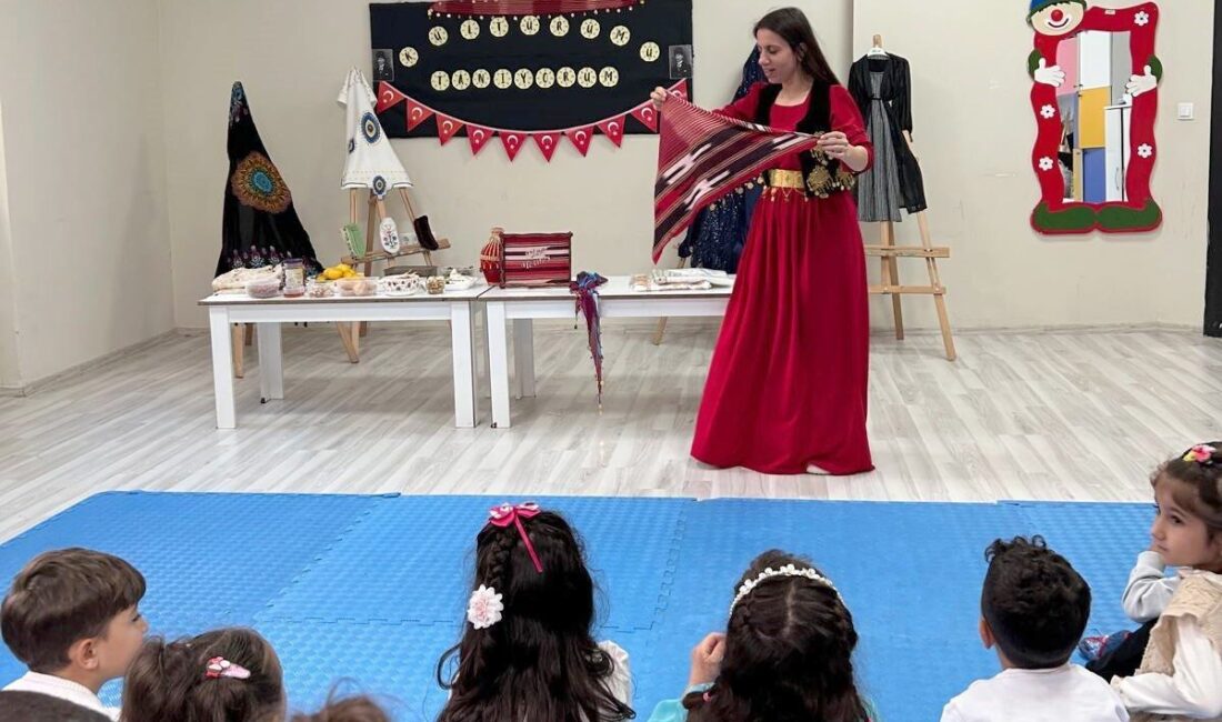 Çatak’taki Sevgi Anaokulu’nda Öğrenciler, Cumhuriyet Bayramı Öncesi Kültürel Etkinlik Düzenledi Van'ın Çatak ilçesindeki Sevgi Anaokulu, gezegenler sınıfı öğrencileriyle Cumhuriyet Bayramı