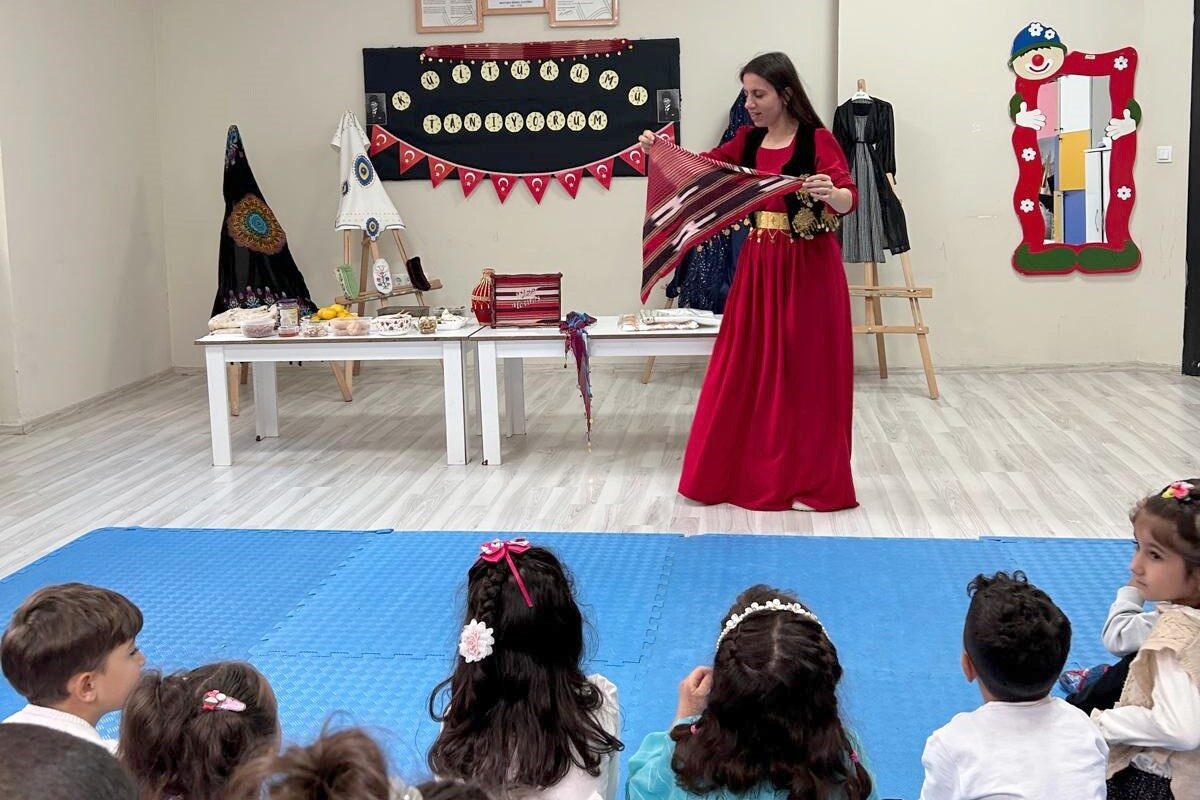 Van'ın Çatak ilçesindeki Sevgi Anaokulu, gezegenler sınıfı öğrencileriyle Cumhuriyet Bayramı