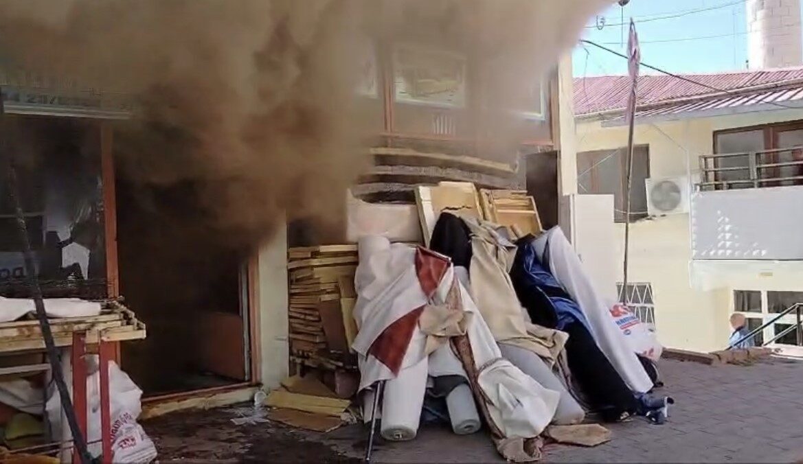 Elazığ'ın Keban ilçesinde bir evin çatısında başlayan yangın, Fethi Oruç'a