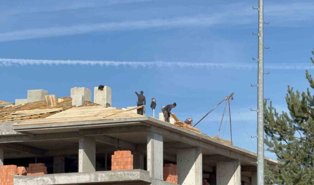 Afyonkarahisar'ın Güvenevler Mahallesi'nde inşaat halindeki 4 katlı bir binanın çatısında