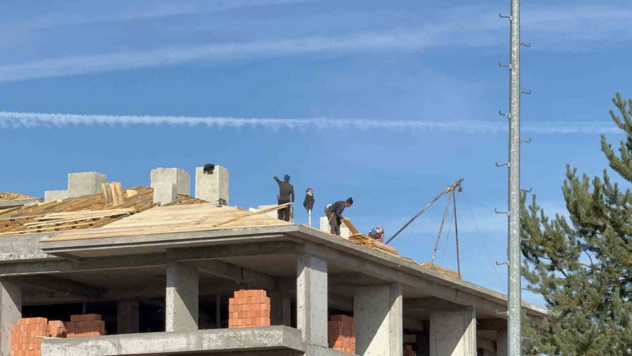 Afyonkarahisar'ın Güvenevler Mahallesi'nde inşaat halindeki 4 katlı bir binanın çatısında