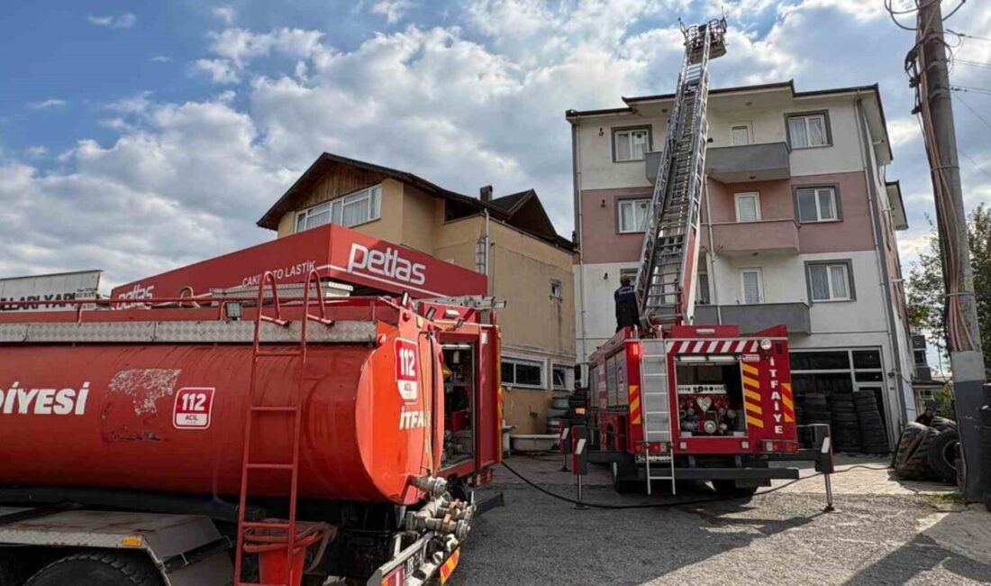 Hendek’te Çatı Tadilatı Sırasında Çıkan Yangın İtfaiye Ekiplerince Söndürüldü Sakarya'nın Hendek ilçesinde bir binanın çatısında tadilat sırasında izolasyon malzemelerinin