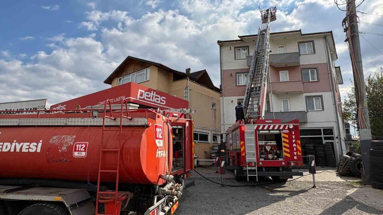 Sakarya'nın Hendek ilçesinde bir binanın çatısında tadilat sırasında izolasyon malzemelerinin