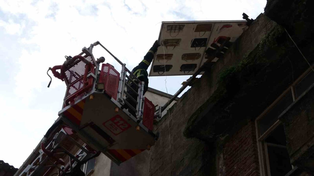Ordu’nun Altınordu ilçesinde, rüzgar nedeniyle boş bir binanın çatı katından